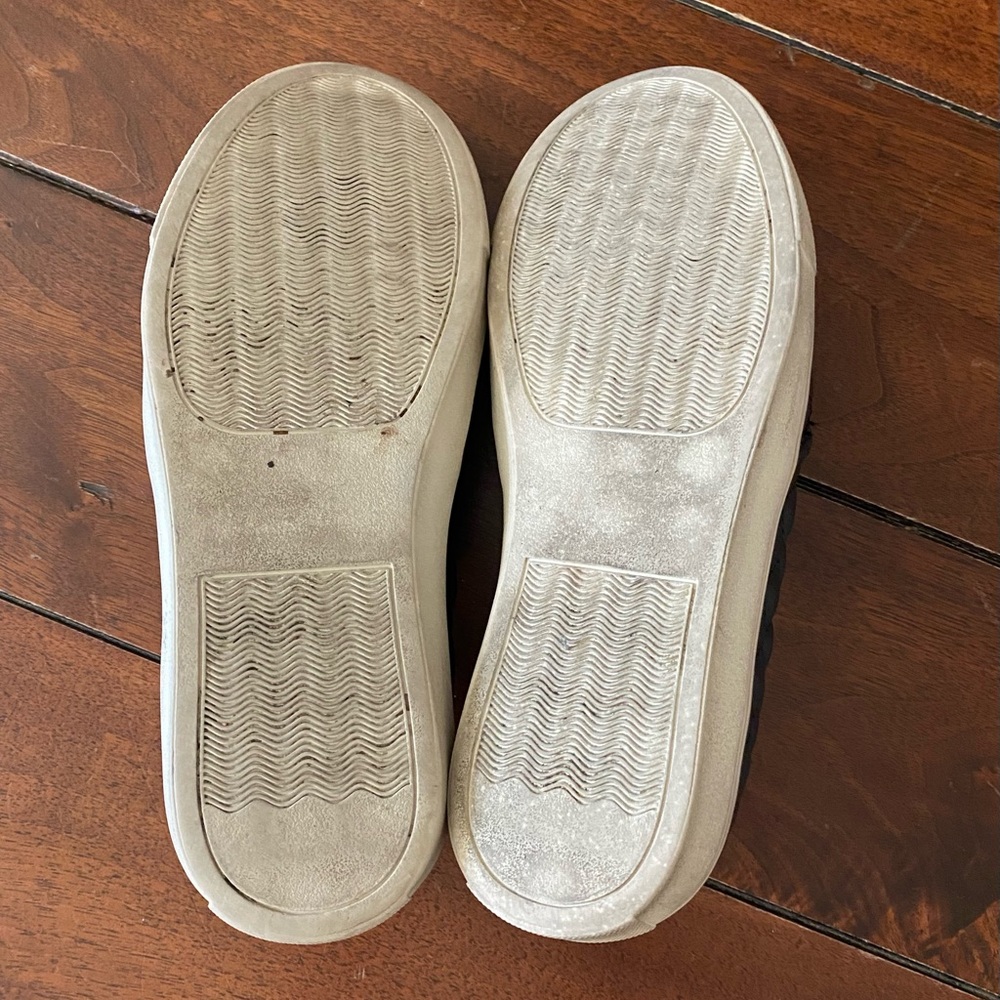 Black quilt style slip on tennis shoes good shape with a couple small scuffs - Picture 4 of 8